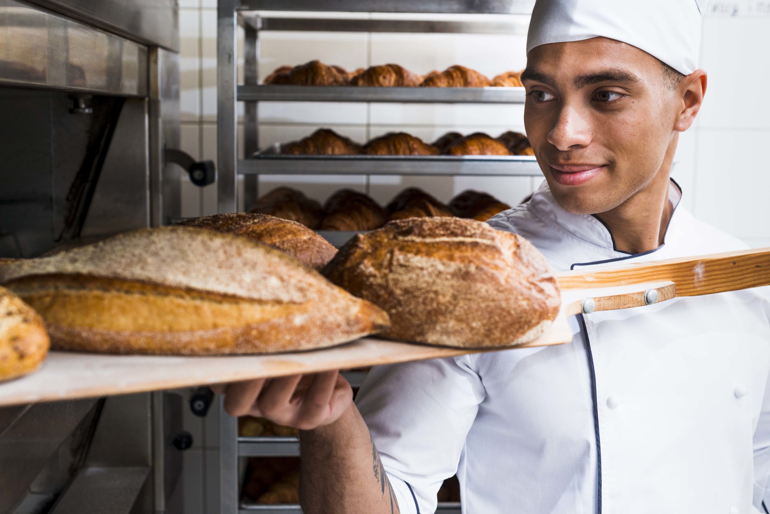 Технология профессии кондитер хлебопек. Пекарь с хлебом. Хлеб в печи. Печь для хлебобулочных изделий. Хлеб из пекарни.